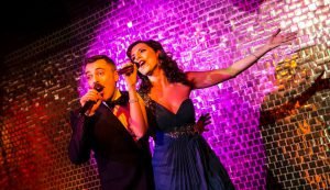 Attilio Reinhardt entertainer con Veronica Marcato