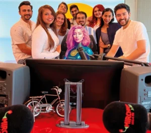 AIRAH. la radio speaker generata dall'intelligenza artificiale, con gli speaker reali di Mirchi Radio