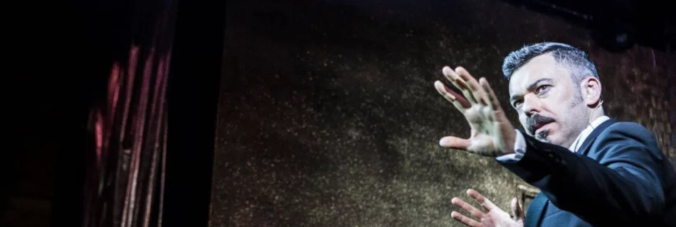 Attilio Reinhardt presentatore professionista durante le prove tecniche di un evento (Ph. Lisa Boccaccio)