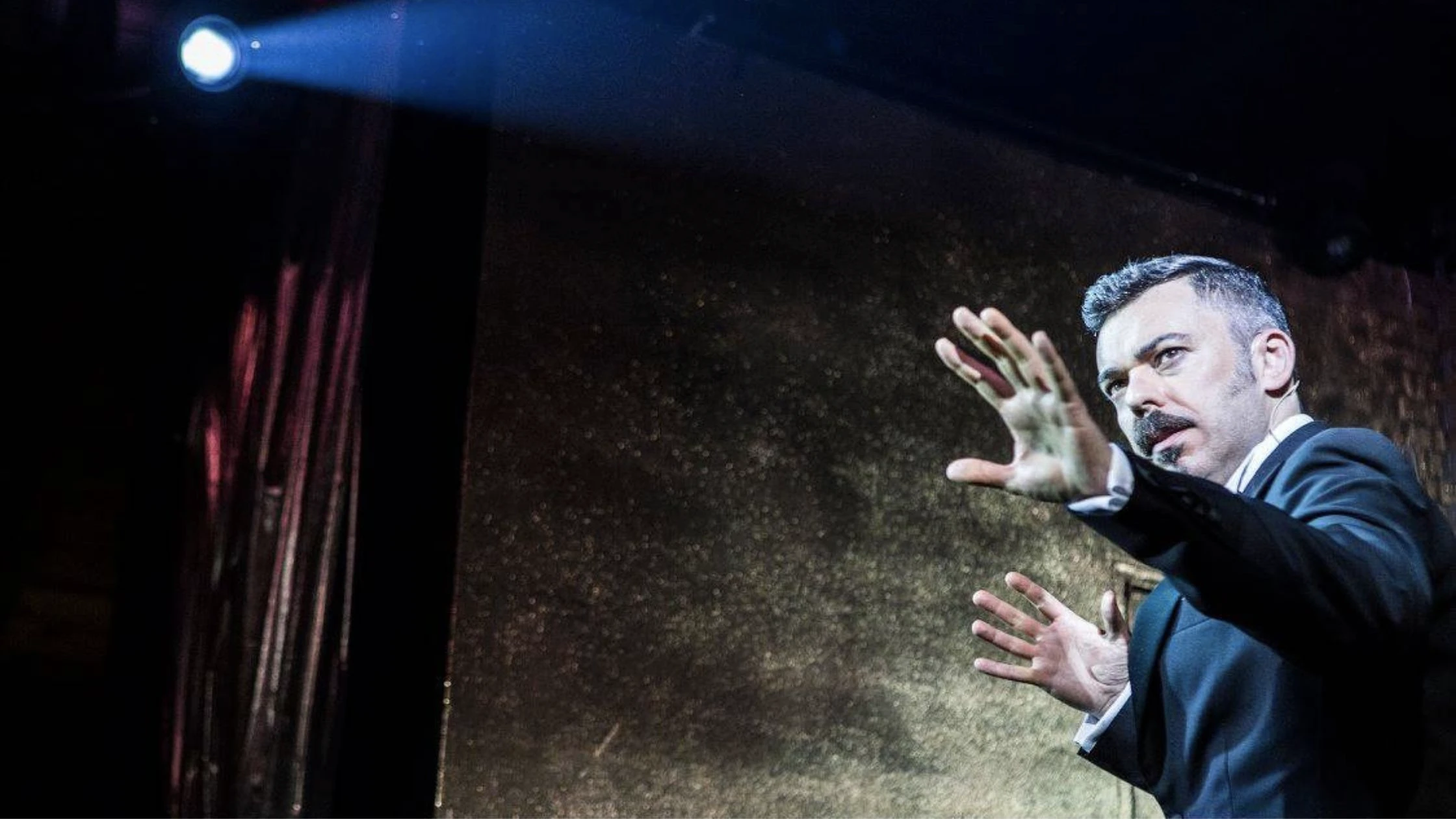 Attilio Reinhardt presentatore professionista durante le prove tecniche di un evento (Ph. Lisa Boccaccio)