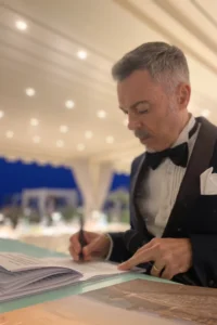 Attilio Reinhardt presentatore di eventi prepara lo script di un evento.