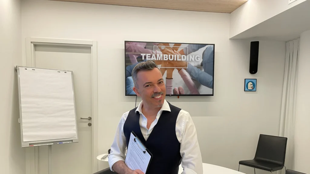 Attilio Reinhardt presentatore di attività di team building aziendali a Milano.