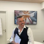 Attilio Reinhardt presentatore di attività di team building aziendali a Milano.