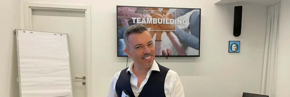 Attilio Reinhardt presentatore di attività di team building aziendali a Milano.
