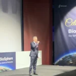 Attilio Reinhardt presentatore dell'evento aziendale di Biocon e Biocon Biologics a Milano, nel 2024.
